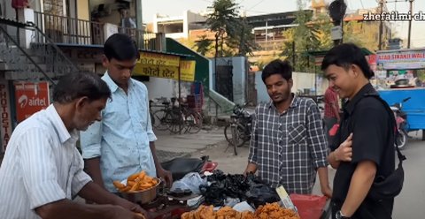 Unik Banget, Beli Gorengan Untuk Takjil di India Sistemnya Pakai Timbangan