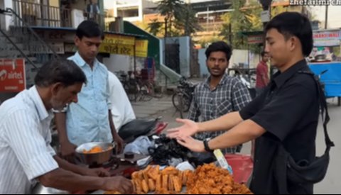 Unik Banget, Beli Gorengan Untuk Takjil di India Sistemnya Pakai Timbangan