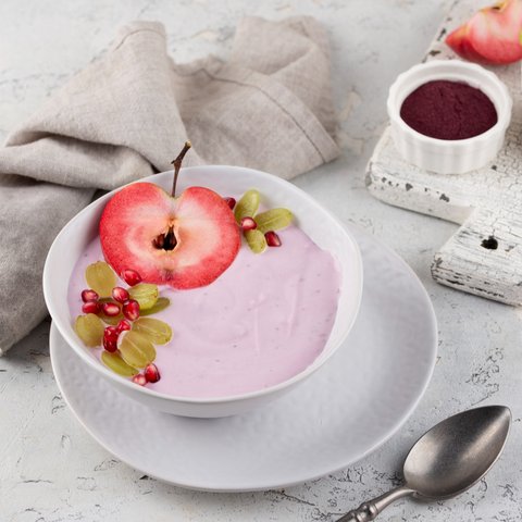 Ilustrasi yogurt dengan buah segar.