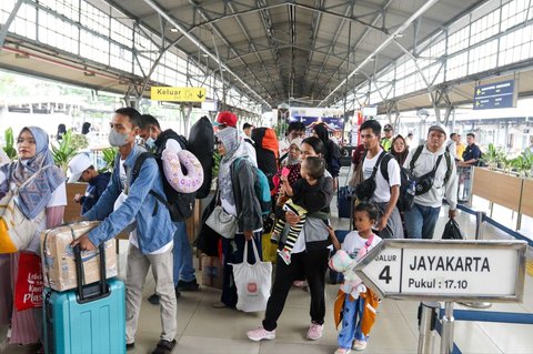 FOTO: Mudik Lebaran 2025, Puluhan RIbu Pemudik Tinggalkan Jakarta dari Stasiun Pasar Senen