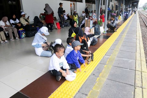 FOTO: Mudik Lebaran 2025, Puluhan RIbu Pemudik Tinggalkan Jakarta dari Stasiun Pasar Senen