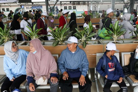 FOTO: Mudik Lebaran 2025, Puluhan RIbu Pemudik Tinggalkan Jakarta dari Stasiun Pasar Senen