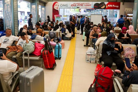FOTO: Mudik Lebaran 2025, Puluhan RIbu Pemudik Tinggalkan Jakarta dari Stasiun Pasar Senen