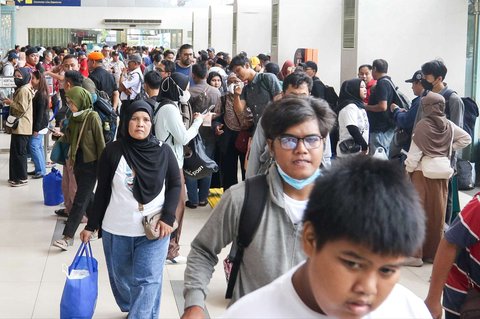 FOTO: Mudik Lebaran 2025, Puluhan RIbu Pemudik Tinggalkan Jakarta dari Stasiun Pasar Senen