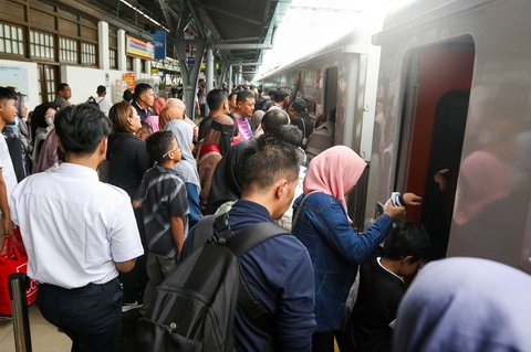 FOTO: Mudik Lebaran 2025, Puluhan RIbu Pemudik Tinggalkan Jakarta dari Stasiun Pasar Senen