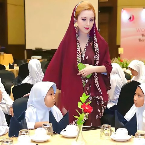 Potret Cantik Heni Tania Istri Kombes Polisi Santunan di Bulan Ramadan, Berbagi ke Anak Yatim Hingga Ojol