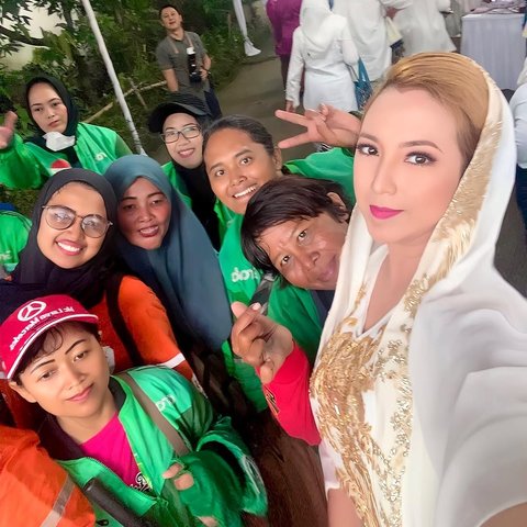 Potret Cantik Heni Tania Istri Kombes Polisi Santunan di Bulan Ramadan, Berbagi ke Anak Yatim Hingga Ojol