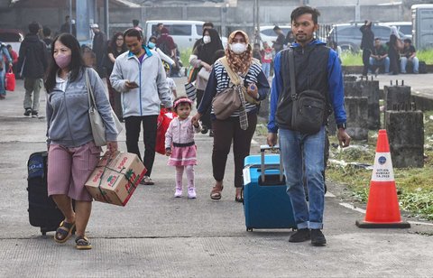 Peserta mudik gratis Kemenhub berjalan menuju bus di Terminal Pondok Cabe, Tangerang Selatan, Banten,  Kamis (27/03/2025).