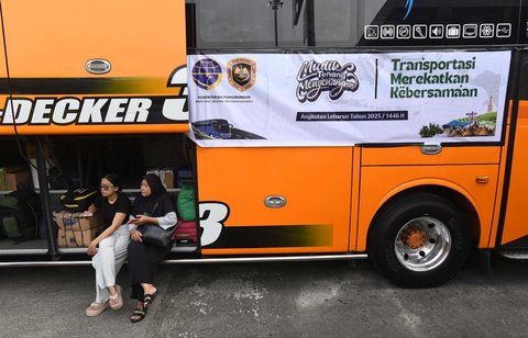 Peserta mudik gratis Kemenhub berjalan menuju bus di Terminal Pondok Cabe, Tangerang Selatan, Banten,  Kamis (27/03/2025).