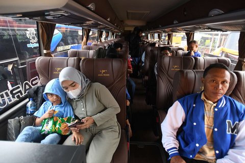 Peserta mudik gratis Kemenhub berada di dalam bus di Terminal Pondok Cabe, Tangerang Selatan, Banten,  Kamis (27/03/2025).