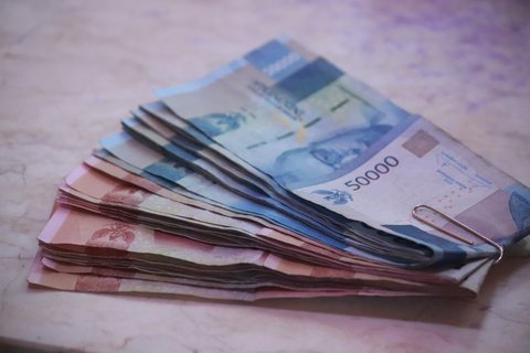 Ilustrasi uang rupiah. (Photo by Mufid Majnun on Unsplash)