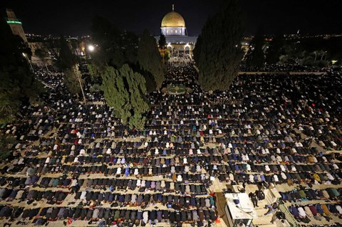 Warga Palestina ​melaksanakan salat pada malam 27 Ramadan di depan Kubah Shakhrah, kompleks Masjid Al Aqsa, Yerusalem, Rabu (26/3/2025).