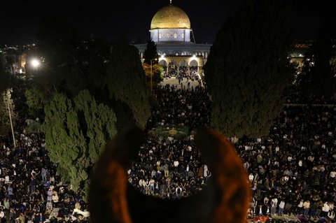 Warga Palestina ​melaksanakan salat pada malam 27 Ramadan di depan Kubah Shakhrah, kompleks Masjid Al Aqsa, Yerusalem, Rabu (26/3/2025).