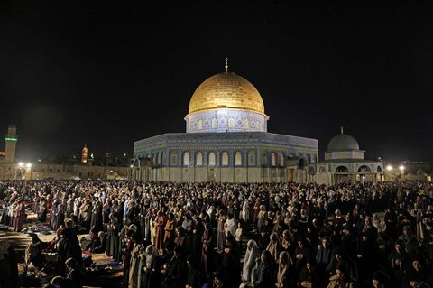 Warga Palestina ​melaksanakan salat pada malam 27 Ramadan di depan Kubah Shakhrah, kompleks Masjid Al Aqsa, Yerusalem, Rabu (26/3/2025).