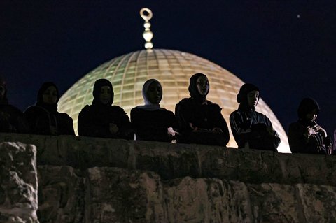 Warga Palestina ​melaksanakan salat pada malam 27 Ramadan di depan Kubah Shakhrah, kompleks Masjid Al Aqsa, Yerusalem, Rabu (26/3/2025).