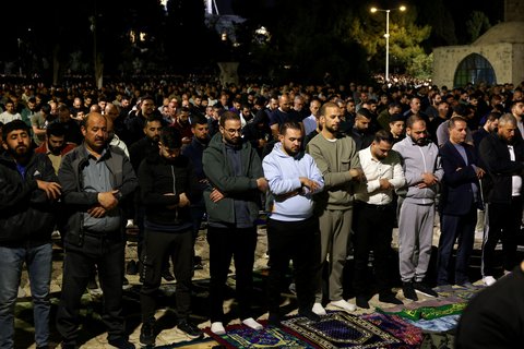 Warga Palestina ​melaksanakan salat pada malam 27 Ramadan di depan Kubah Shakhrah, kompleks Masjid Al Aqsa, Yerusalem, Rabu (26/3/2025).