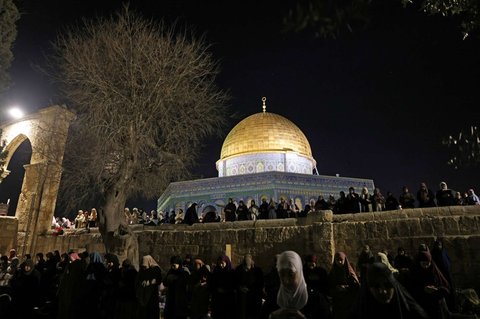 Warga Palestina ​melaksanakan salat pada malam 27 Ramadan di depan Kubah Shakhrah, kompleks Masjid Al Aqsa, Yerusalem, Rabu (26/3/2025).