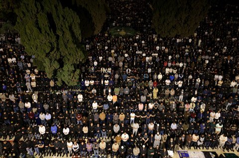 Warga Palestina ​melaksanakan salat pada malam 27 Ramadan di depan Kubah Shakhrah, kompleks Masjid Al Aqsa, Yerusalem, Rabu (26/3/2025).