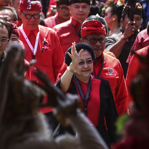 Ketua Umum Partai Demokrasi Indonesia Perjuangan (PDIP) Megawati Soekarnoputri didampangi Tokoh PDIP yang juga Menko PMK Puan Maharani tiba menghadiri Kongres V PDIP di Grand Inna Beach, Sanur, Bali, Kamis (8/8/2019). (Liputan6.com/Johan Tallo)