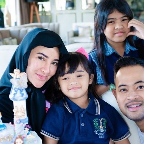 Dua anak perempuan pengusaha skincare dan transportasi ini mendapat banyak uang THR dari kerabat berupa dollar AS.