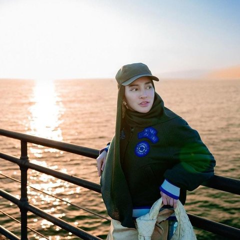 Shandy Purnamasari baru saja mendapat hadiah mobil mewah dari suami. Ia kemudian menunjukan mobil pertamanya yang dibeli dari hasil tabungan sendiri.