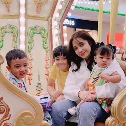Nagita Slavina Bersama Rafathar, Rayyanza, dan Ranayma (foto: Instagram/raffinagita1717)