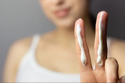 Ilustrasi perempuan menggunakan makeup. (c) assumption111/Depositphotos.com