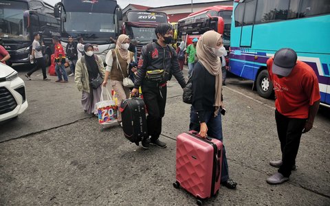 FOTO: Suasana Arus Mudik Lebaran di Terminal Kalideres Jakarta