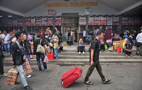 FOTO: Suasana Arus Mudik Lebaran di Terminal Kalideres Jakarta