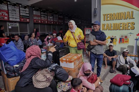 FOTO: Suasana Arus Mudik Lebaran di Terminal Kalideres Jakarta