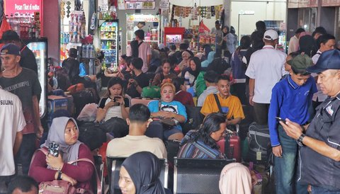 FOTO: Suasana Arus Mudik Lebaran di Terminal Kalideres Jakarta