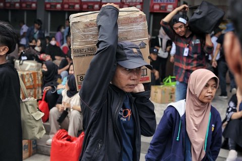 FOTO: Suasana Arus Mudik Lebaran di Terminal Kalideres Jakarta