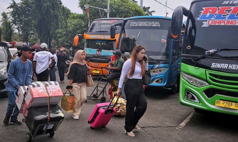 FOTO: Suasana Arus Mudik Lebaran di Terminal Kalideres Jakarta