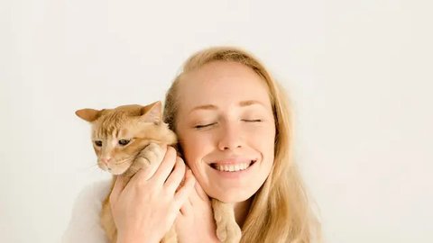 Ilustrasi wanita memeluk kucing kesayangan (Sumber: Pexels/alina skazka)