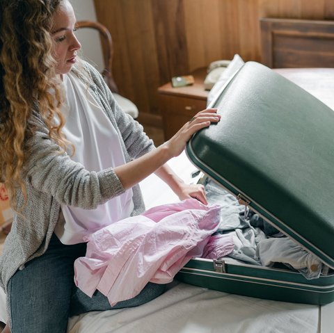 Ilustrasi packing baju, koper. (Foto oleh Ketut Subiyanto: https://www.pexels.com/id-id/foto/cerah-liburan-wanita-kamar-tidur-4245905/)