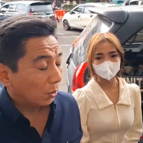 Fuji, content creator populer, mendatangi Polres Metro Jakarta Selatan untuk berkonsultasi dan menyerahkan bukti terkait dugaan penggelapan dana oleh agensinya yang tak kunjung membayarkan honornya.