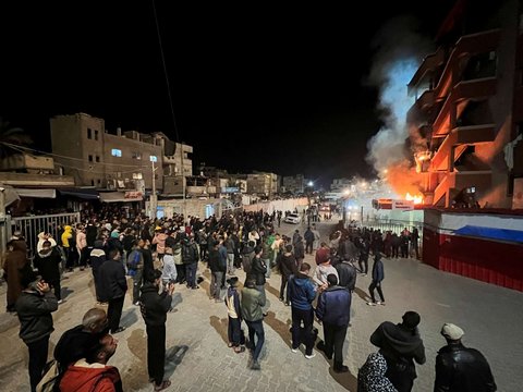 Api berkobar sesaat setelah serangan udara Israel menghantam Rumah Sakit Nasser di Khan Younis, Jalur Gaza, Palestina, pada 23 Maret 2025.