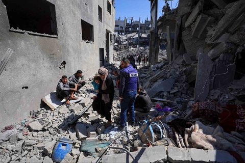 Warga memegang jenazah jurnalis Hossam Shabat, yang tewas dalam serangan Israel, di Jalur Gaza Utara (24/03/2025).