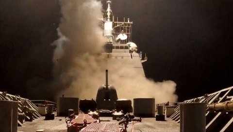 Presiden AS Donald Trump menyaksikan serangan militer yang dilancarkan terhadap Houthi Yaman yang bersekutu dengan Iran atas serangan kelompok tersebut terhadap pengiriman barang di Laut Merah, di lokasi yang tidak disebutkan dalam gambar selebaran ini yang dirilis pada tanggal 15 Maret 2025.