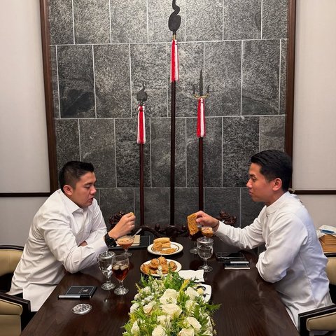 Potret 'Upin Ipin' Bukber Menunya Gorengan, Sosok Keduanya Dekat dengan Prabowo dan Jokowi