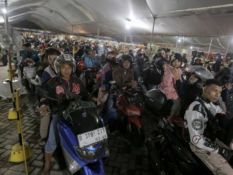 Pemudik dengan sepeda motornya mengantre untuk menaiki kapal selama arus mudik Lebaran 2025 di Pelabuhan Ciwandan, Banten, Kamis (27/3/2025) malam.