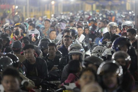 Pemudik dengan sepeda motornya mengantre untuk menaiki kapal selama arus mudik Lebaran 2025 di Pelabuhan Ciwandan, Banten, Kamis (27/3/2025) malam.