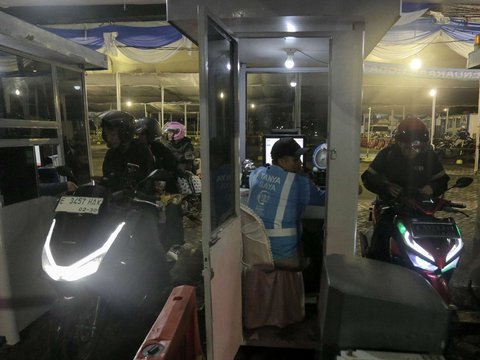 Pemudik dengan sepeda motornya mengantre untuk menaiki kapal selama arus mudik Lebaran 2025 di Pelabuhan Ciwandan, Banten, Kamis (27/3/2025) malam.