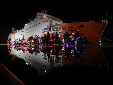 Pemudik dengan sepeda motornya mengantre untuk menaiki kapal selama arus mudik Lebaran 2025 di Pelabuhan Ciwandan, Banten, Kamis (27/3/2025) malam.