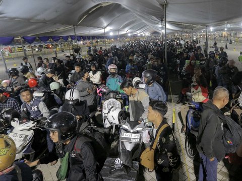 Pemudik dengan sepeda motornya mengantre untuk menaiki kapal selama arus mudik Lebaran 2025 di Pelabuhan Ciwandan, Banten, Kamis (27/3/2025) malam.
