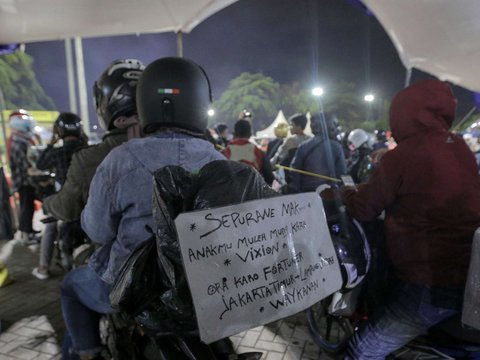 Pemudik dengan sepeda motornya mengantre untuk menaiki kapal selama arus mudik Lebaran 2025 di Pelabuhan Ciwandan, Banten, Kamis (27/3/2025) malam.