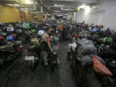 Pemudik memarkirkan sepeda motornya di dalam kapal selama arus mudik Lebaran 2025 di Pelabuhan Ciwandan, Banten, Kamis (27/3/2025) malam.