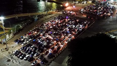 FOTO: Pemudik Membeludak, Begini Potret Antrean Panjang Kendaraan di Pelabuhan Merak Banten pada H-3 Lebaran