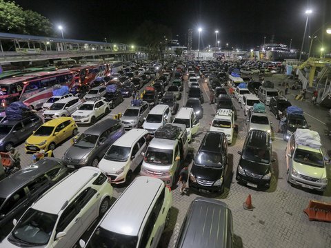 FOTO: Pemudik Membeludak, Begini Potret Antrean Panjang Kendaraan di Pelabuhan Merak Banten pada H-3 Lebaran