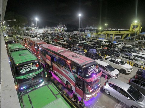 FOTO: Pemudik Membeludak, Begini Potret Antrean Panjang Kendaraan di Pelabuhan Merak Banten pada H-3 Lebaran